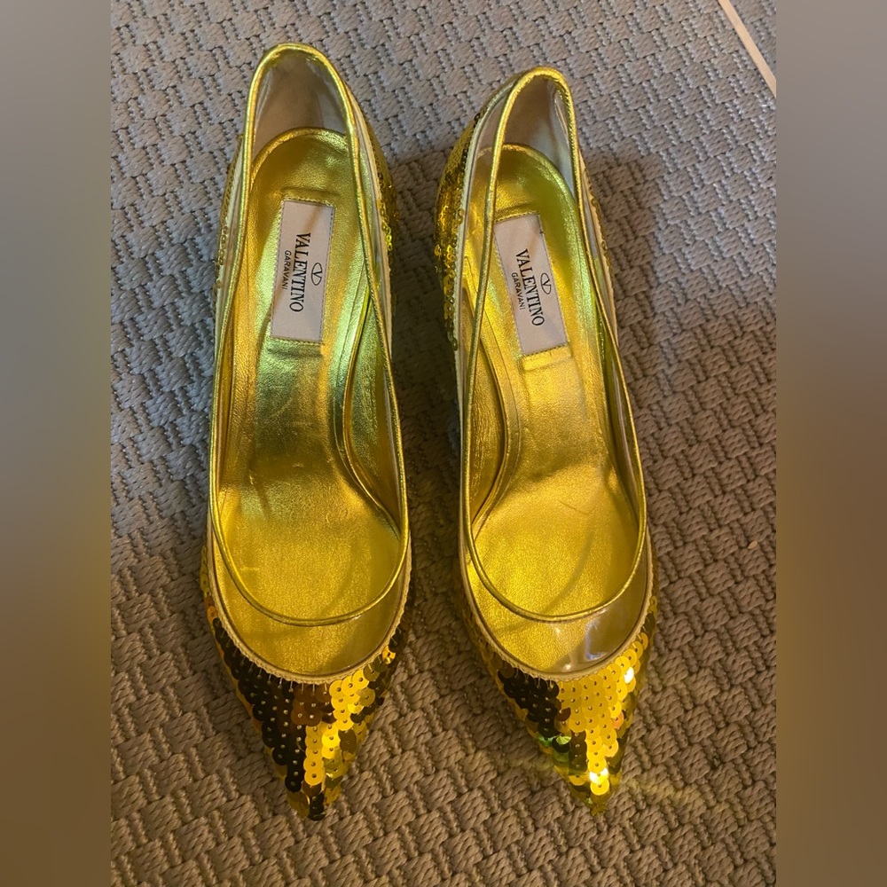NWOB VALENTINO Dollybow Sequin Gold Shoes Heels - Size 37